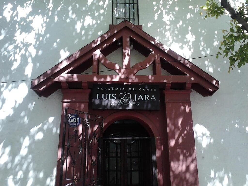 Entrada con pórtico patrimonial de la Academia Luis Jara