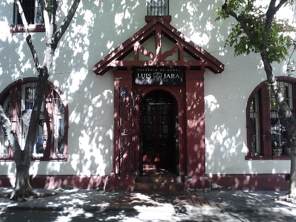 Fachada completa de la Academia de Canto Luis Jara