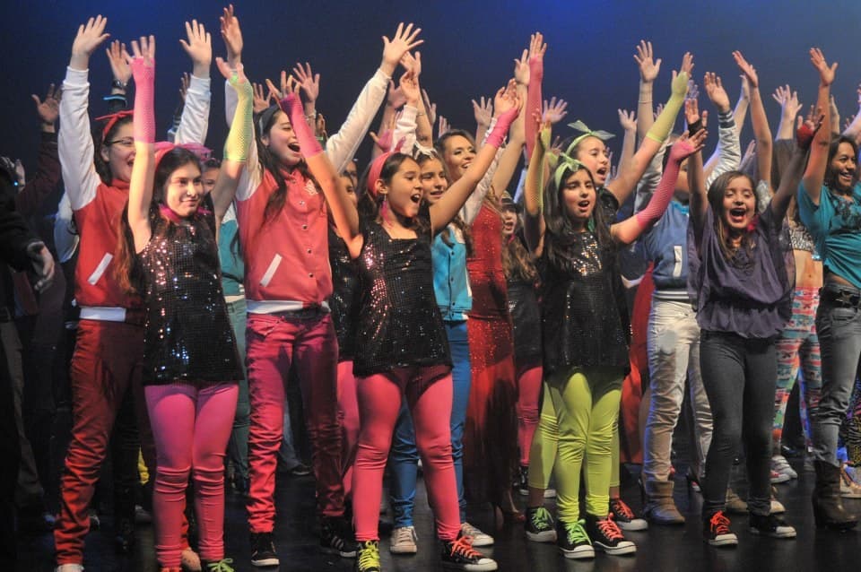 Alumnas cantando y bailando en espectáculo Academia Luis Jara