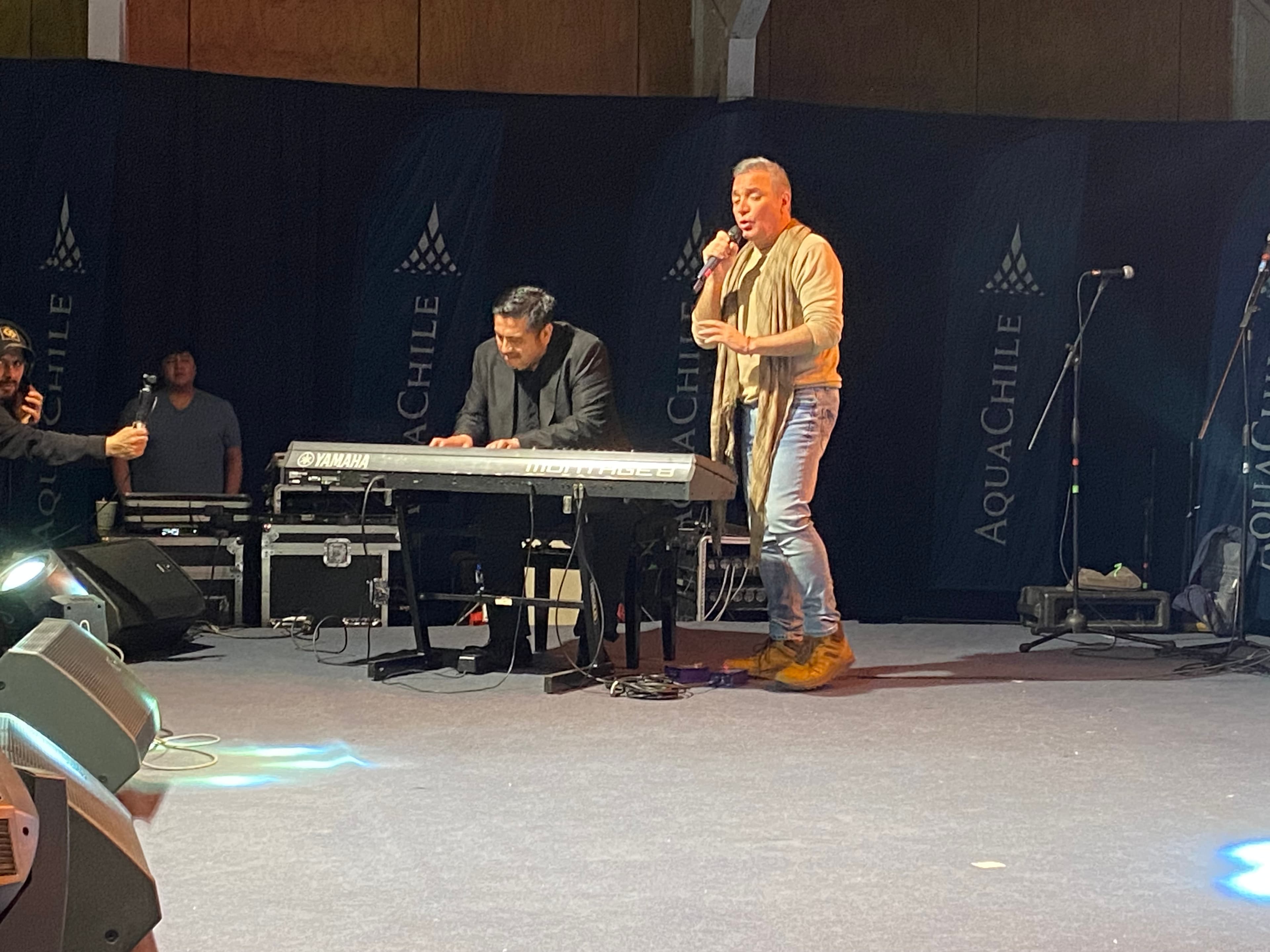 Artistas en escenario ceremonia Natales