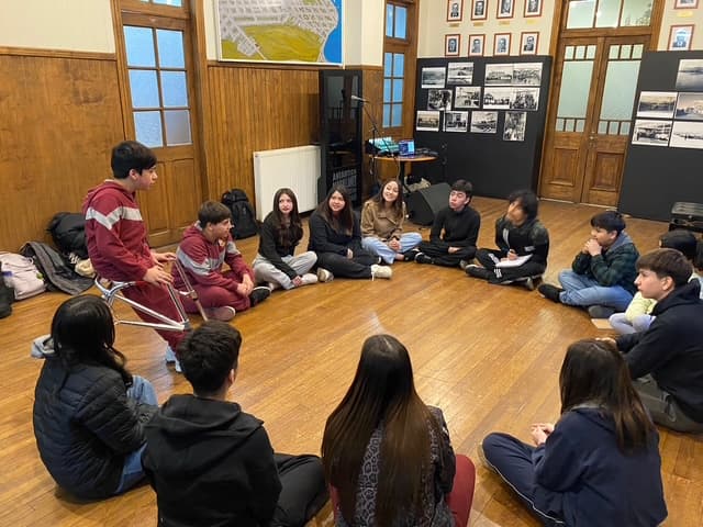 Ensayo grupal de artistas