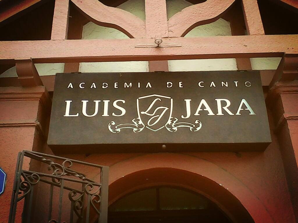 Letrero renovado de la Academia de Canto Luis Jara