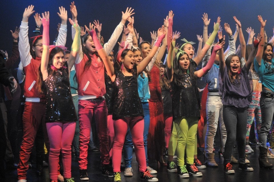 Alumnas cantando y bailando en espectáculo Academia Luis Jara