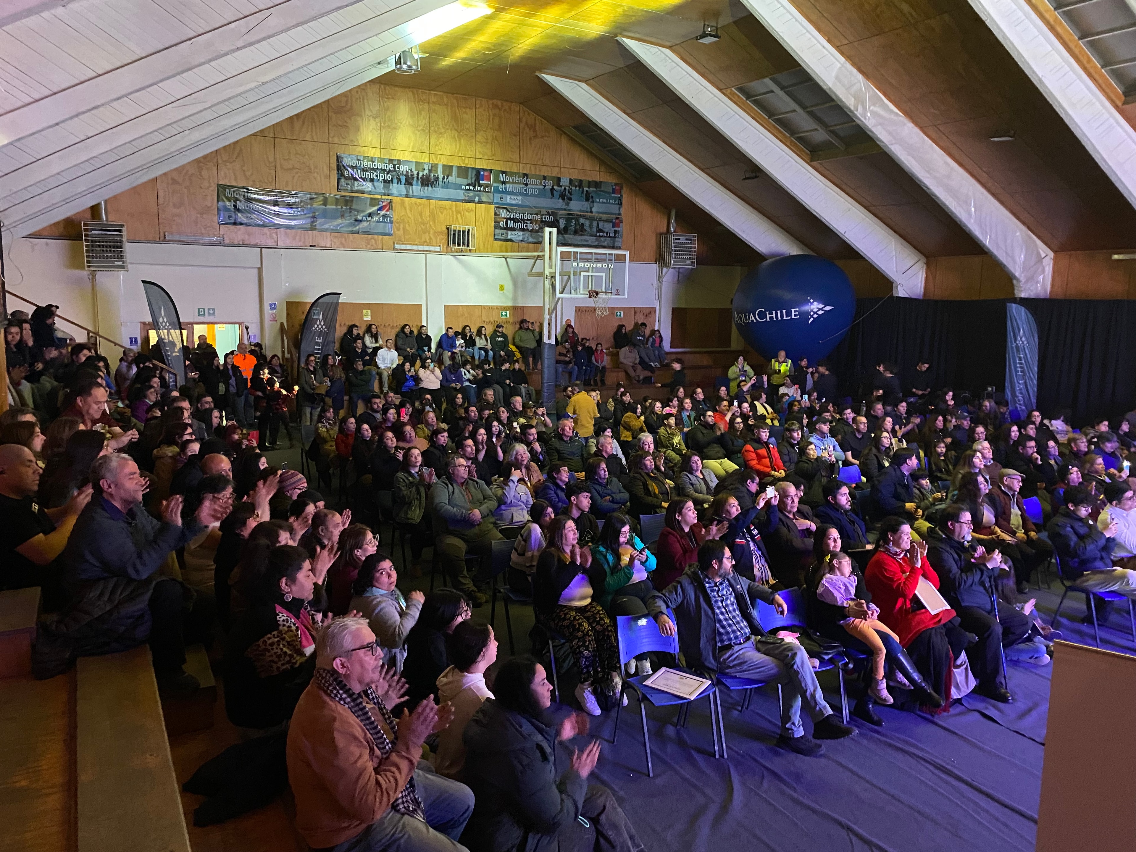 Comunidad reunida en el auditorio
