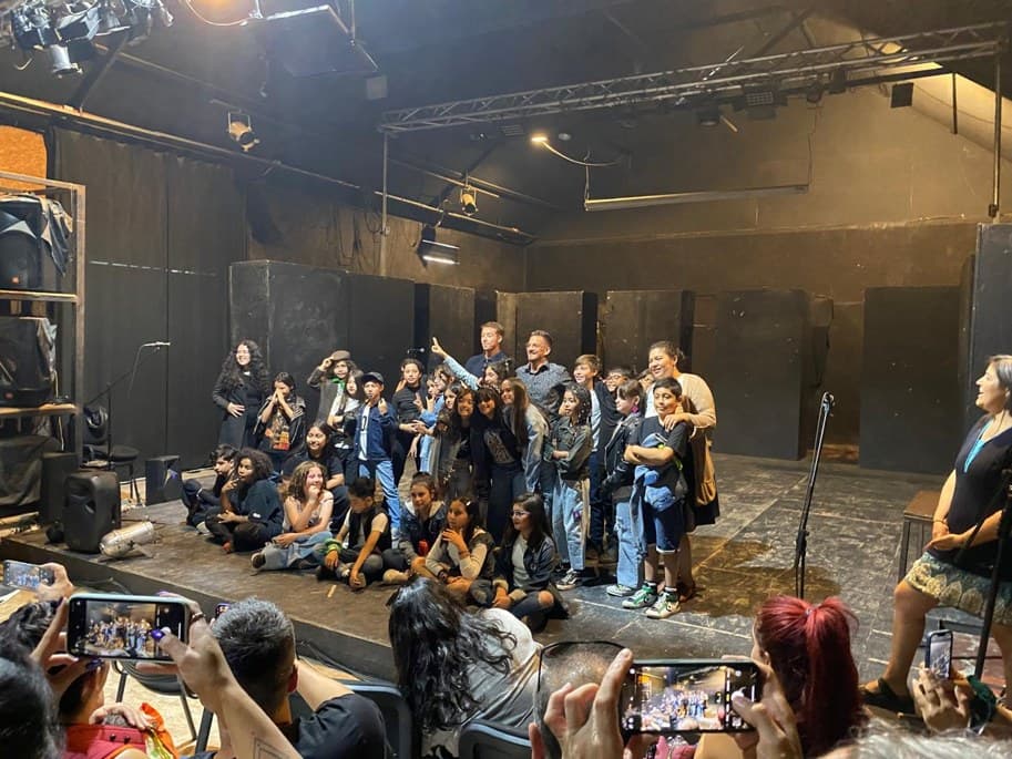 Elenco en teatro