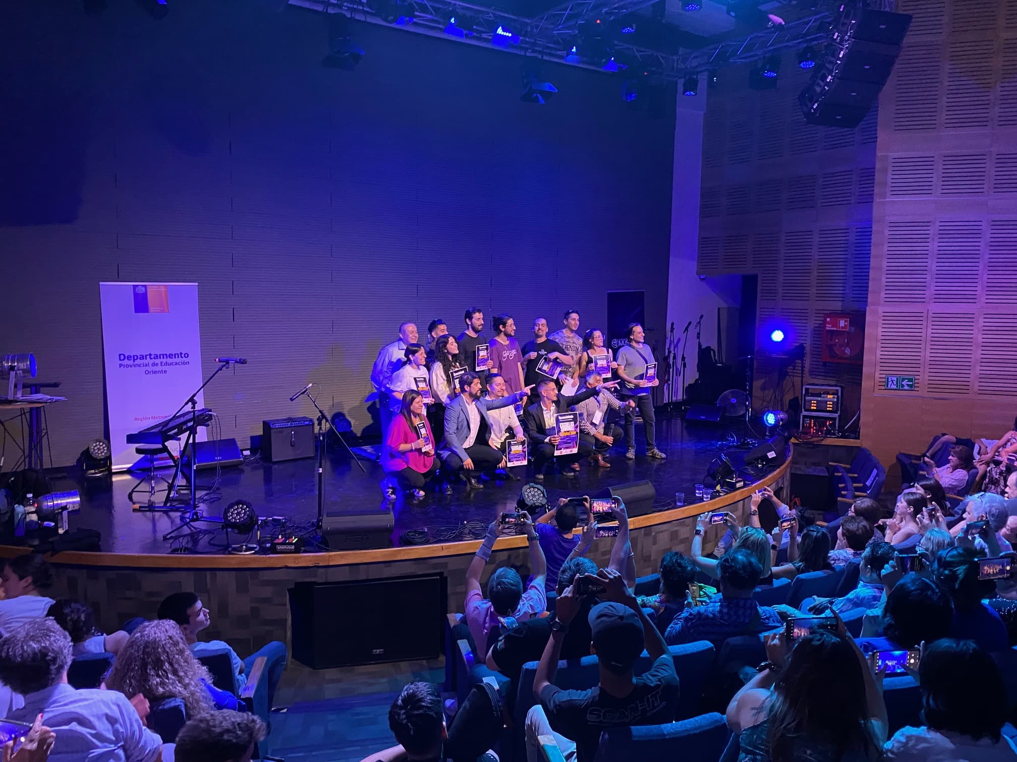Estudiantes recibiendo reconocimientos en el Festival de Bandas